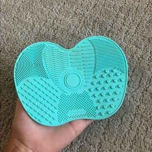 Makeup brush cleaner with sticky things
